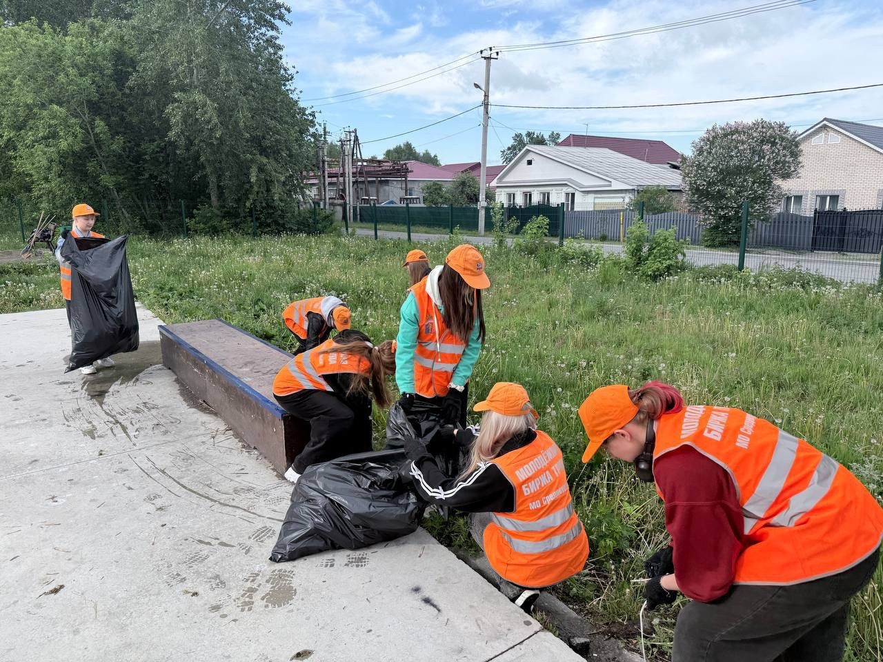 Трудовое лето стартовало: молодежь вышла на благоустройство города